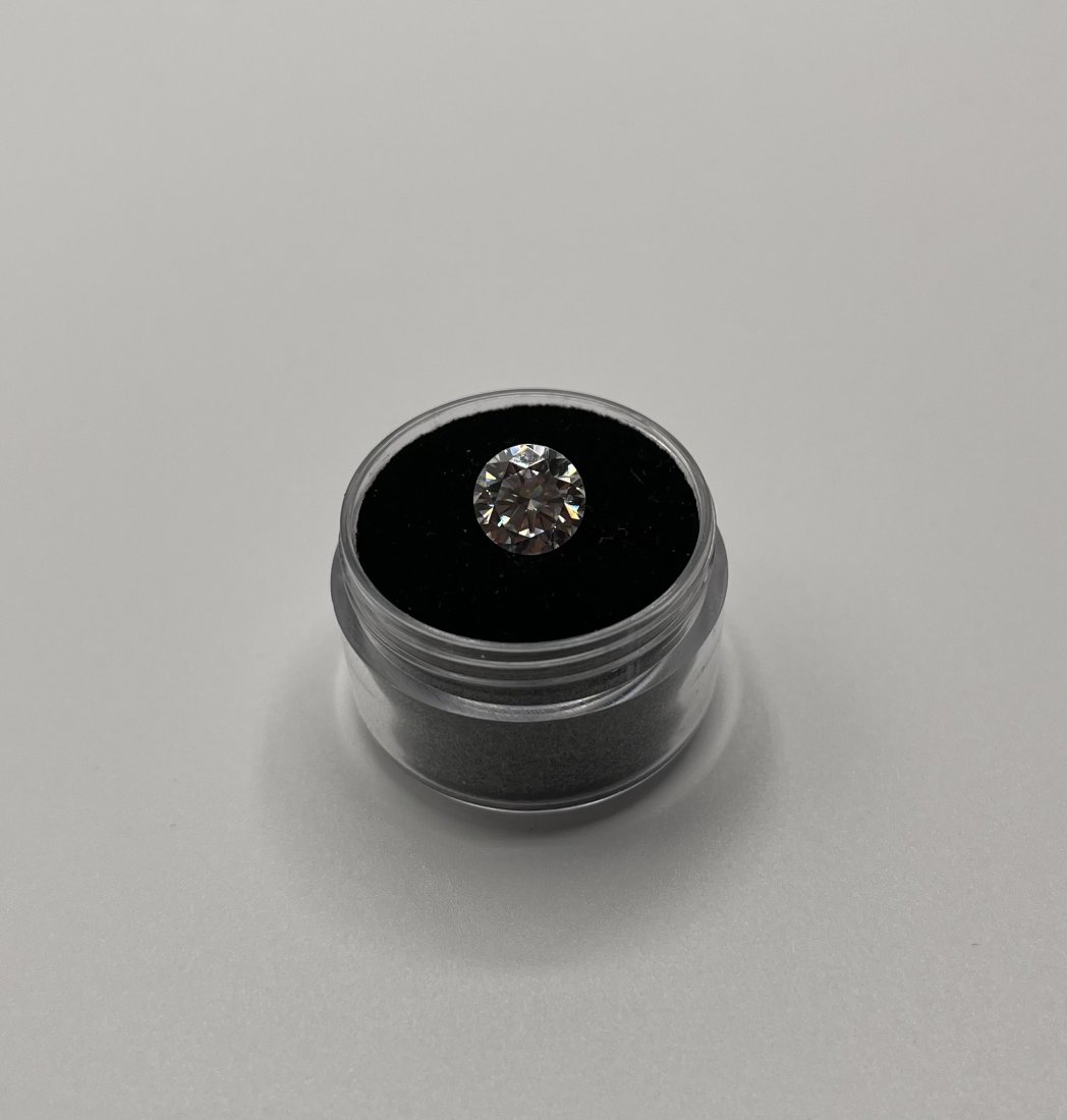Moissanite VVS: Moissanite VVS Size 1.5 Cts . You can check its video in our Instagram Account IG @vangoveauction or you can copy and past this link https://www.instagram.com/reel/Cb6DIdFjuuC/?utm_medium=copy_link