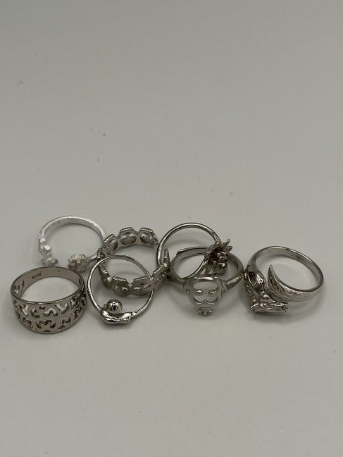 Silver Rings Lot: Lot of silver rings different sizes and models weights: 15 grams
