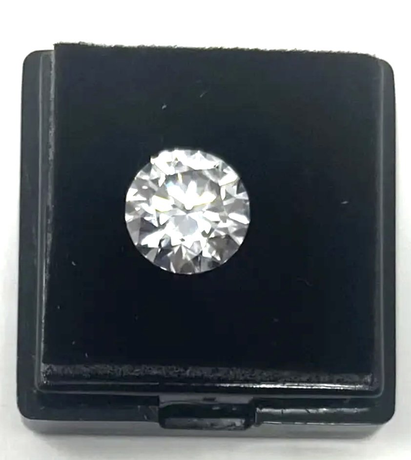 VVS1 Moissanite 5 Carats: Moissanite VVS1, Color Grade D , Weight: 5 carats , It comes with GRA Certificate. stone passes for Diamond Using a Diamond selector II Tester