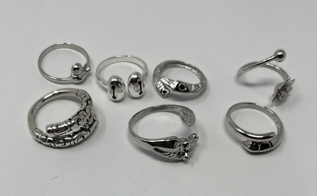 Silver Rings: Lot of silver rings total of 7 silver rings. Weight: 19.46 grams