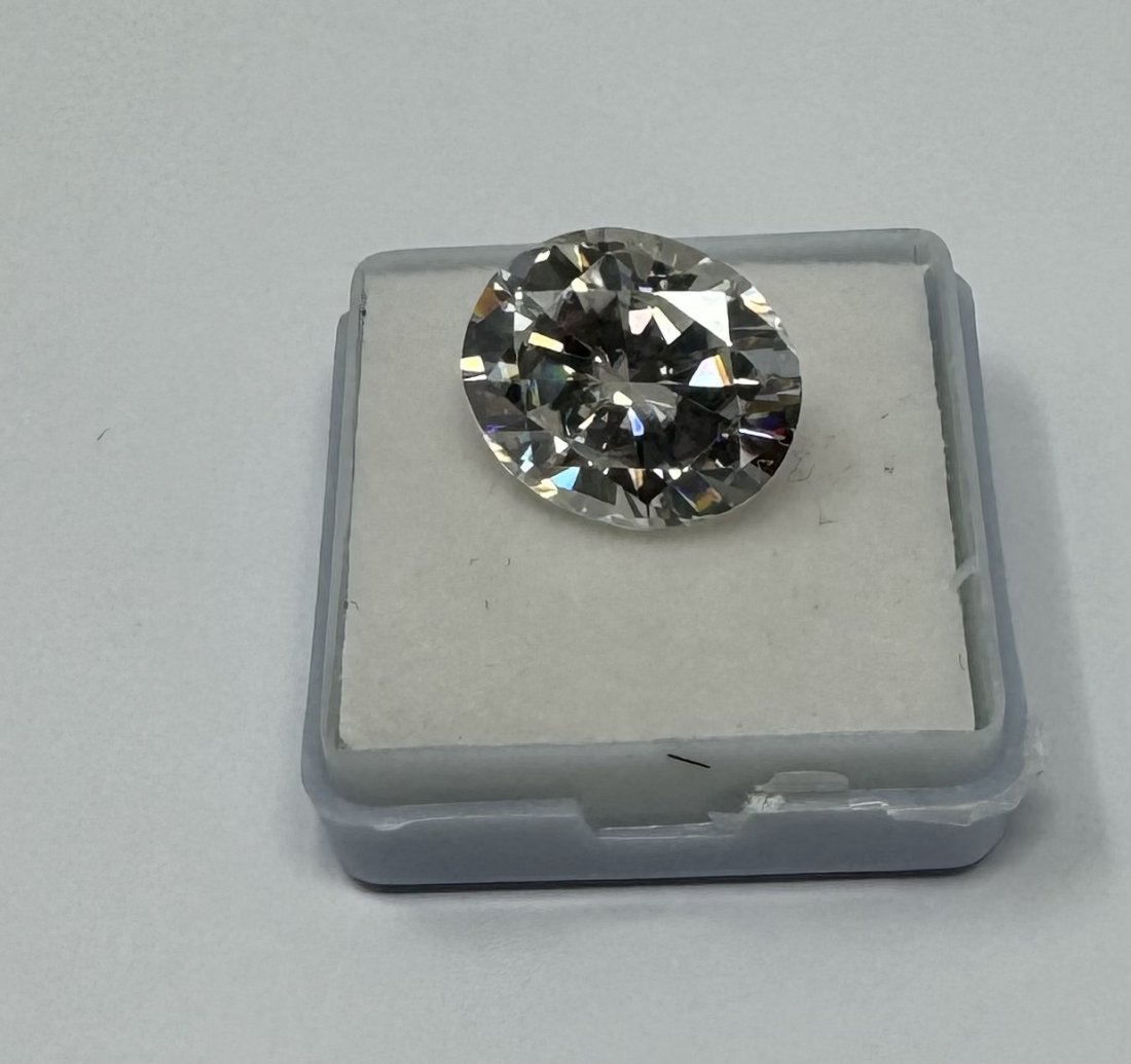 Oval VVS 10 Carats Moissanite (1 of 3)