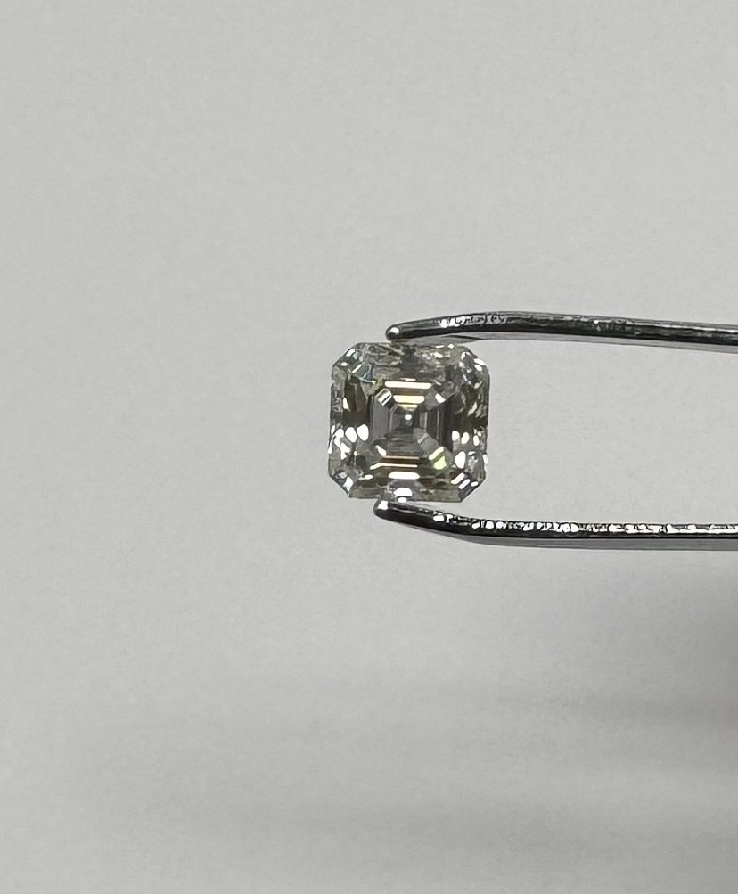 VVS Moissanite 2 Carats: Moissanite VVS1, Color Grade D , Weight: 2 carats , It comes with GRA Certificate. stone passes for Diamond Using a Diamond Tester . Square Shape