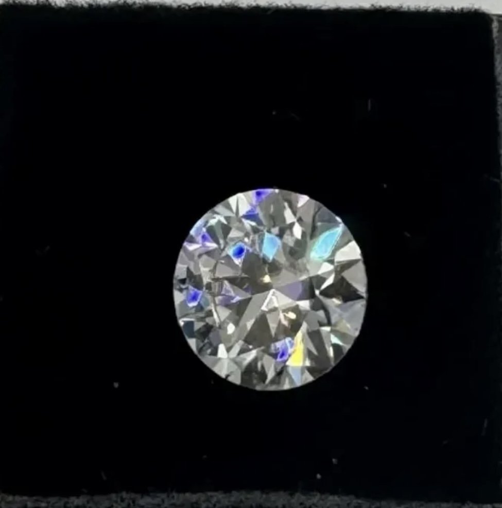Round Cut VVS Stone: Moissanite VVS1, Color Grade D , Weight: 2 carats , It comes with GRA Certificate. stone passes for Diamond Using a Diamond Tester . Round Shape