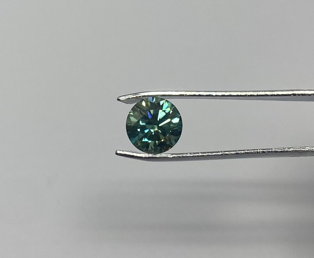 Light Blue Moissanite Stone: Moissanite VVS1, Color Light Blue , Weight: 3 carats , It comes with GRA Certificate. stone passes for Diamond Using a Diamond Tester