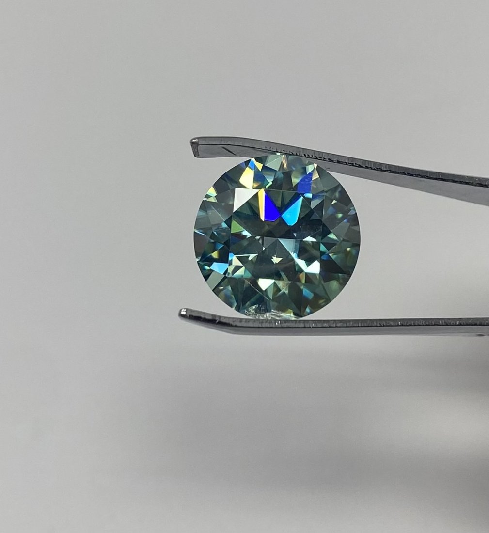 Light Blue Moissanite 10 Carats: Moissanite VVS1, Color light Blue , Weight: 10 carats , It comes with GRA Certificate. stone passes for Diamond Using a Diamond Tester
