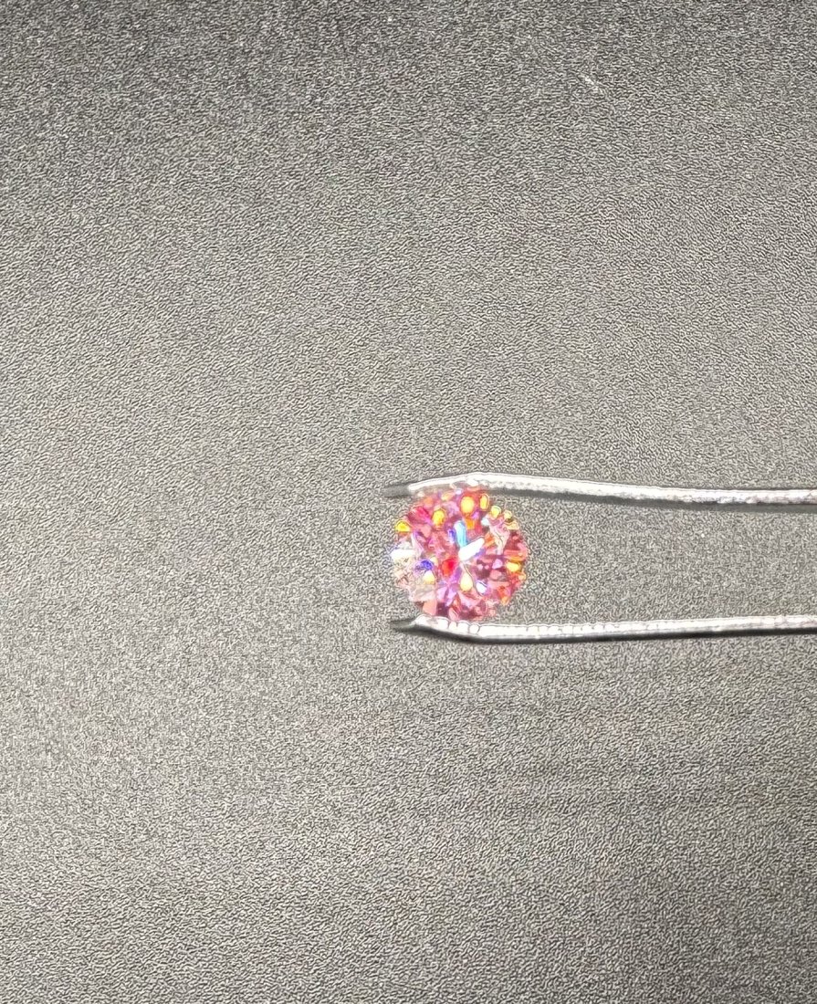 Pink Moissanite 2 Carats: Moissanite VVS1, Color Pink Weight: 2 carats , It comes with GRA Certificate. stone passes for Diamond Using a Diamond Tester . Round Shape
