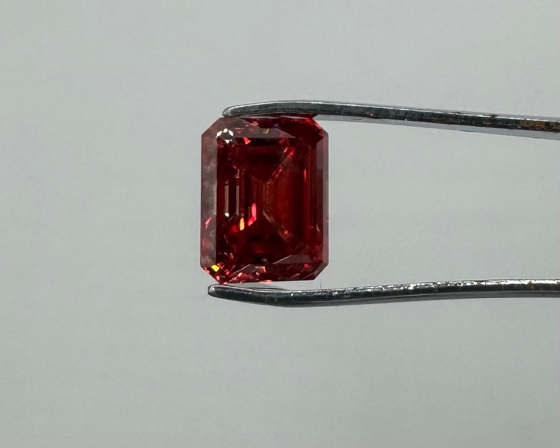 Emerald Cut 5 Carats Moissanite: Moissanite VVS1, Color Garnet Weight: 5 carats , It comes with GRA Certificate. stone passes for Diamond Using a Diamond Tester . emerald Cut Shape