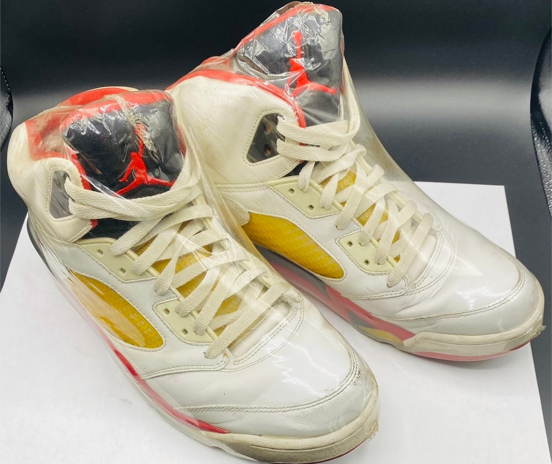 2006 Nike Air Jordan 5 Retro shoes: Pre owned: 2006 Nike Air Jordan 5 OG Retro Fire red white black shoes.