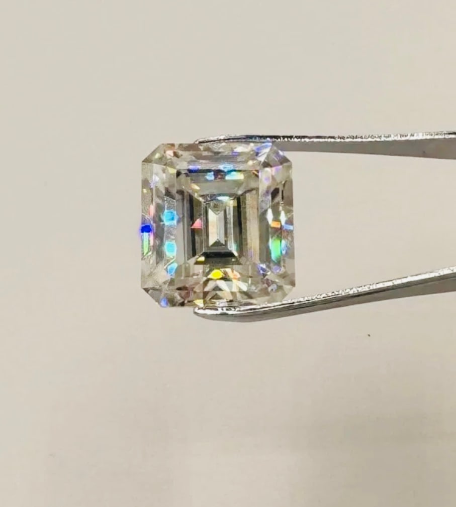 30 Carats Emerald Cut VVS Stone (1 of 2)