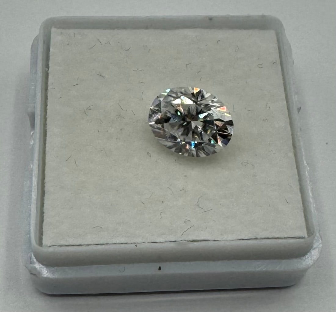 Oval Shape VVS 2 Carats Stone (1 of 3)