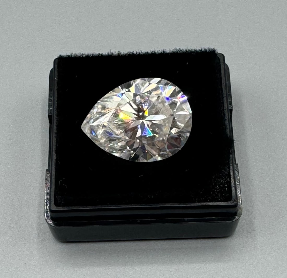 Pear Shape 10 Carats VVS Stone (1 of 3)
