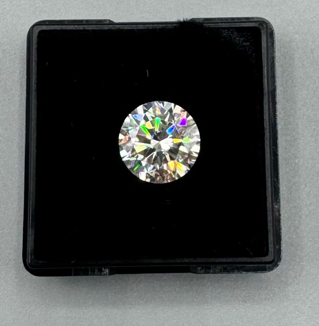 3 Carats VVS1: Moissanite VVS1 Stone shape : Round