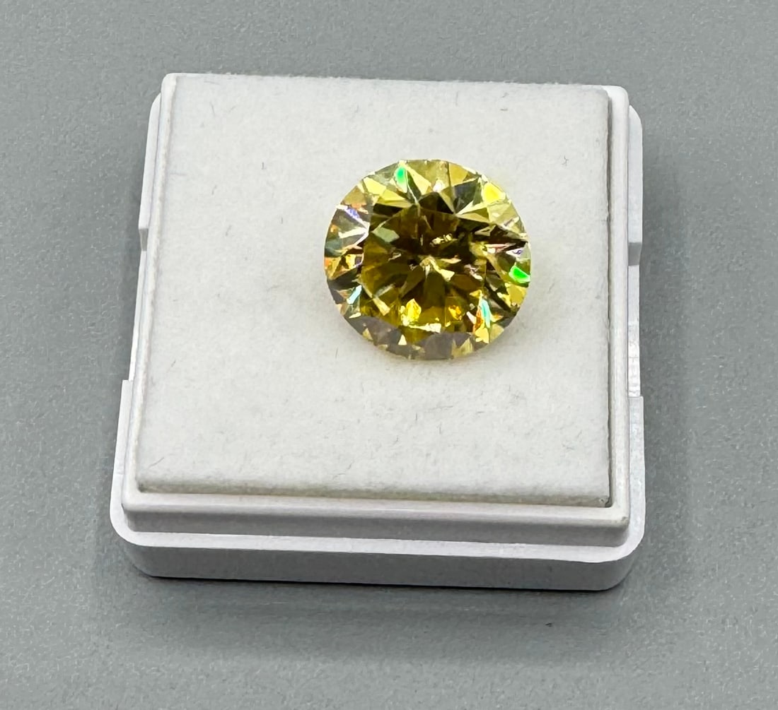 Yellow 5 Carats VVS1: Moissanite VVS1 Stone Shape : Round
