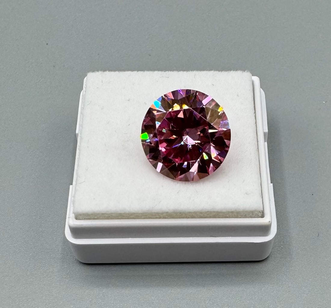 Blink 6 Carats VVS: Moissanite VVS1 Stone Shape : Round