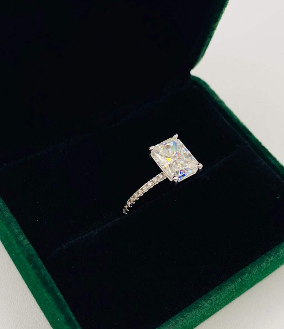 Emerald Cut 3 Carats VVS Ring (1 of 2)