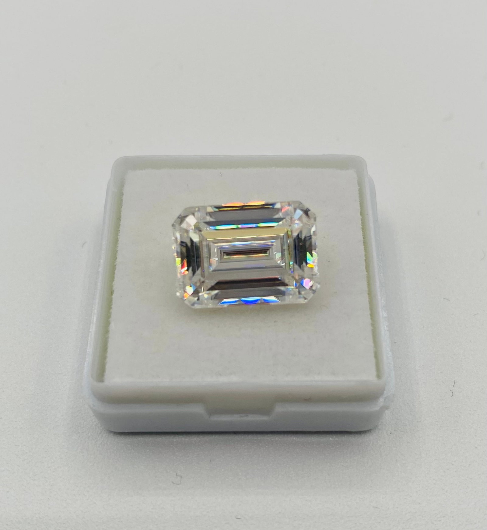 Emerald Cut 10 Carats Moissanite: Moissanite VVS1 Stone shape : Emerald Cut