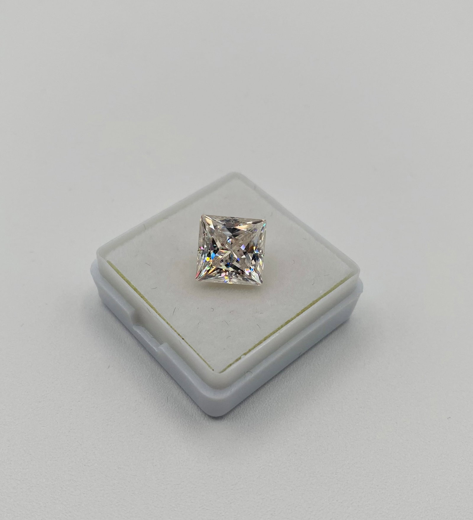 Princess Cut VCS 5 Carats: Moissanite VVS1 Stone shape : Princess Cut