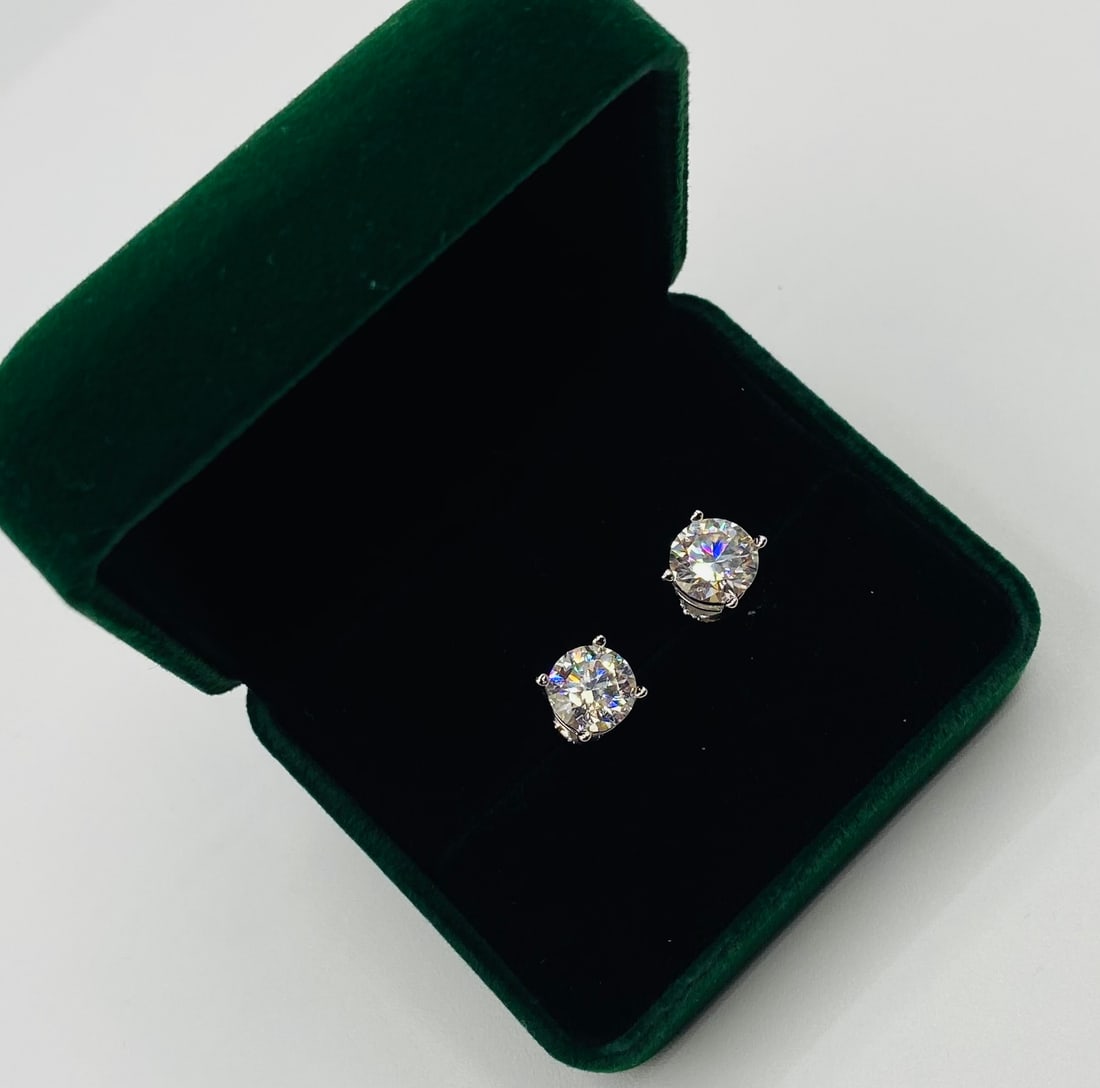 2 Carats VVS Moissanite Earrings (1 of 2)