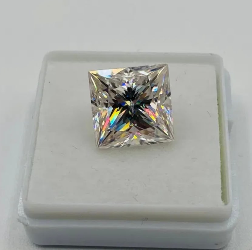 10 Carats Princess Cut VVS1: Moissanite VVS1 Stone Shape : Princess Cut Shape