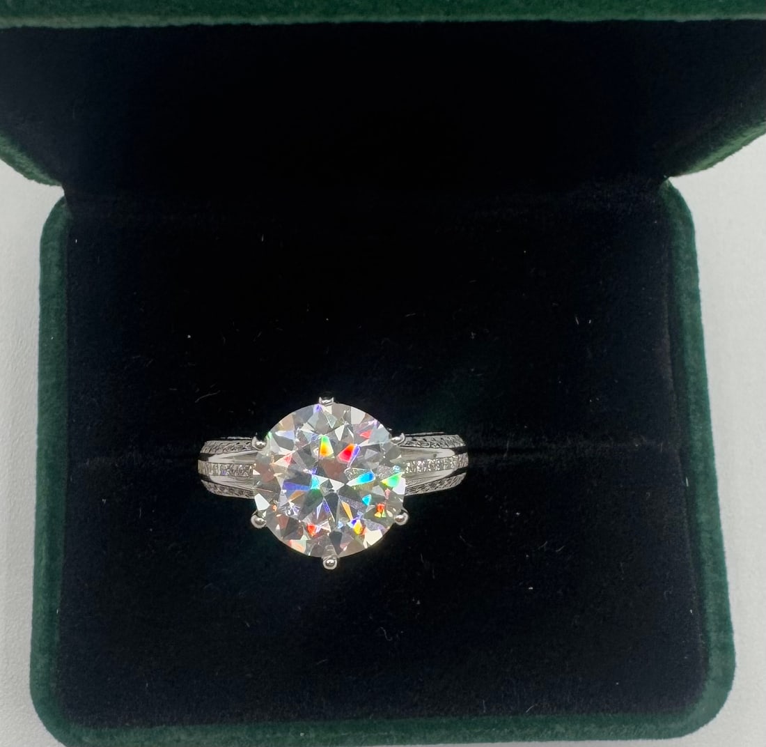 Beautiful Sparkling VVS 5 Carats Ring (1 of 3)