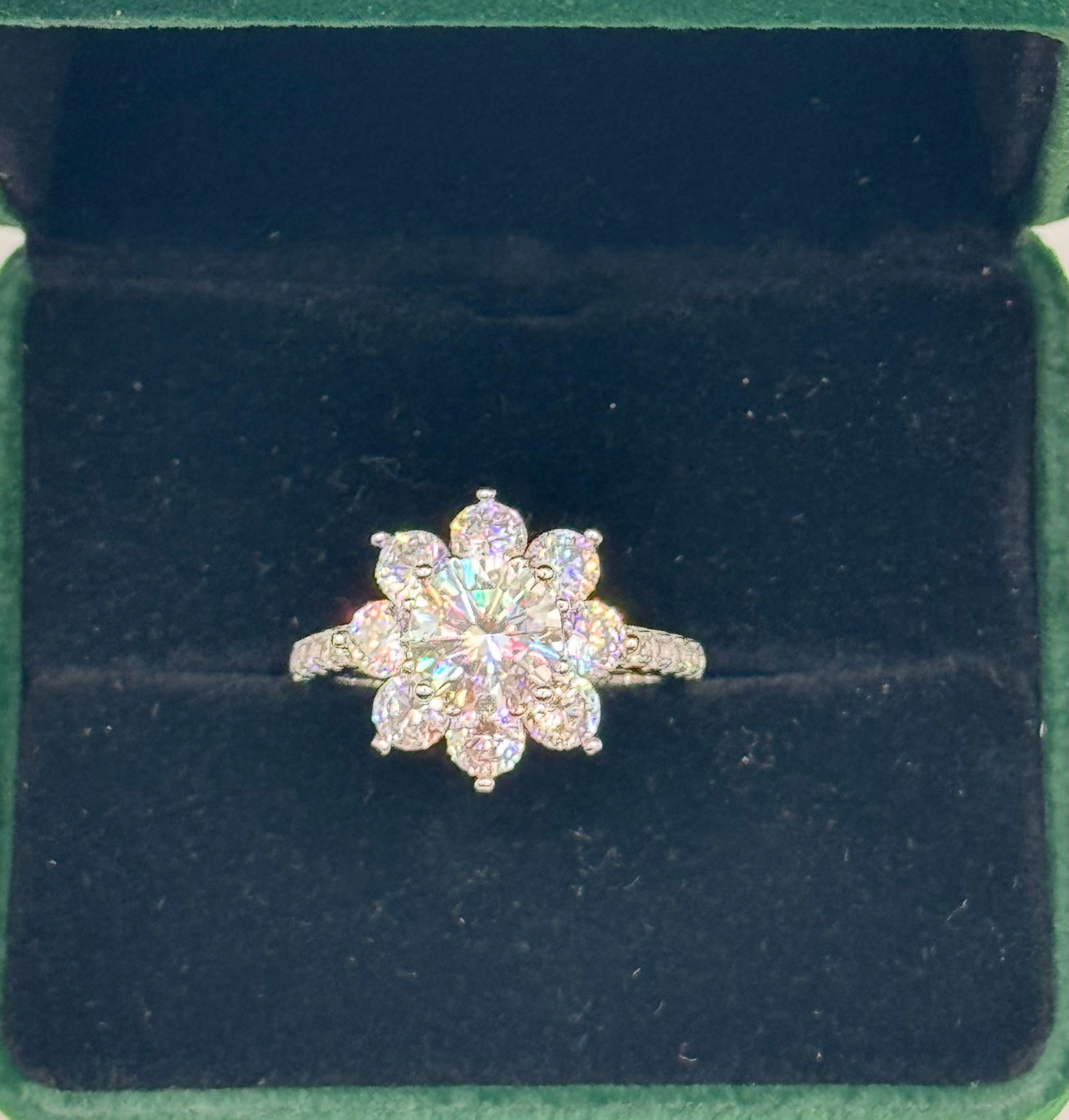 Flower  Sparkling VVS Ring (1 of 3)