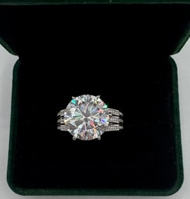 Big Sparkling VVS Ring