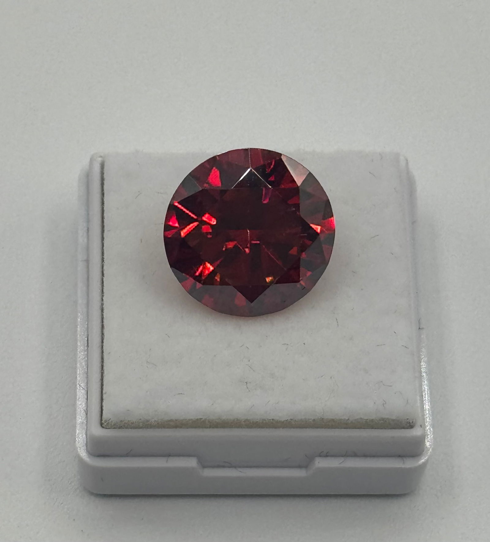 10 Carats Red VVS Stone (1 of 3)
