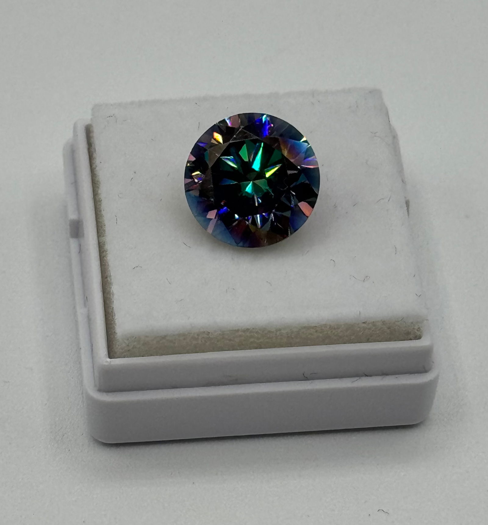 Rainbow Green VVS Stone (1 of 3)