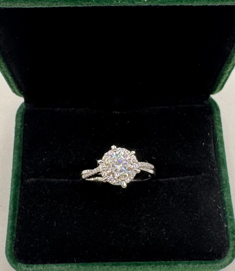 Sparkling VVS Ring (1 of 3)