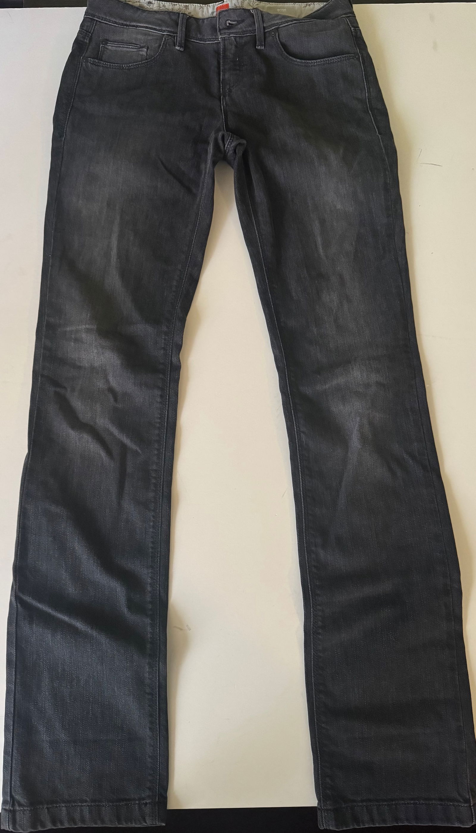 Hugo Boss Jeans: Pre Owened Hugo Boss Jeans. No tears or cosmetic damage . W:29 and length from bottom to top is 43 inches