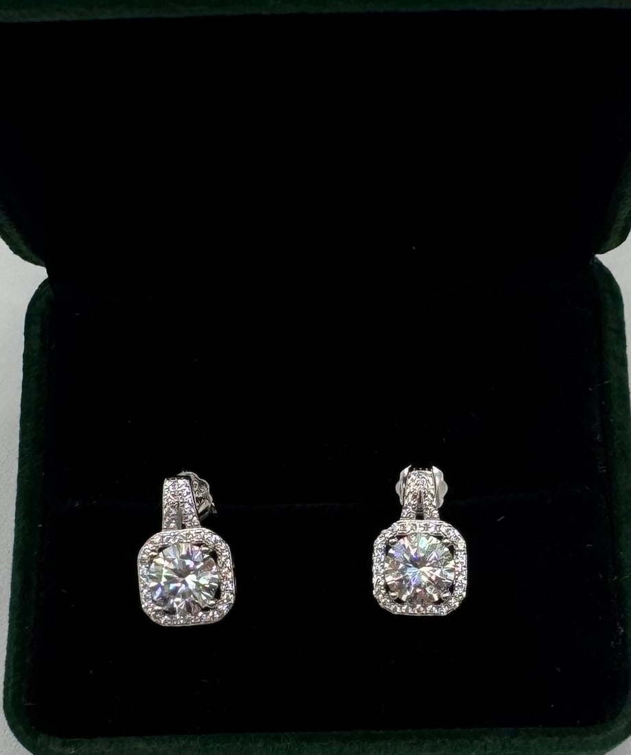 Sparkling VVS Earrings (1 of 3)