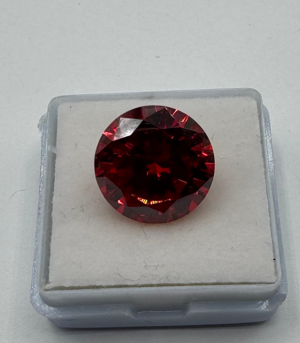 Red VVS 10 Carats Stone (1 of 3)