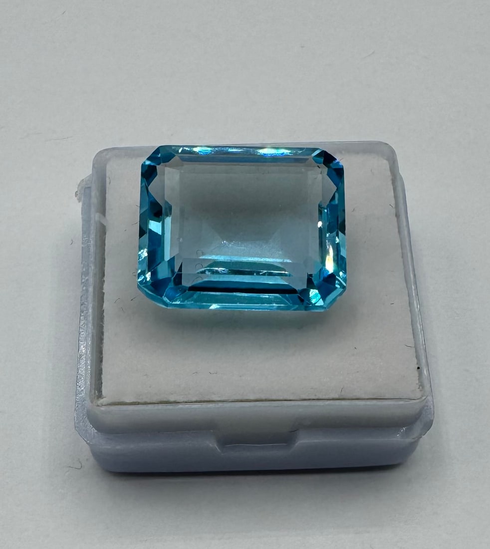 Emerald Cur Topaz: Blue Topaz Natural Stone Shape: Emerald Cut Weight: 20 carats