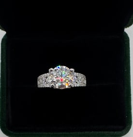 Sparkling VVS Ring
