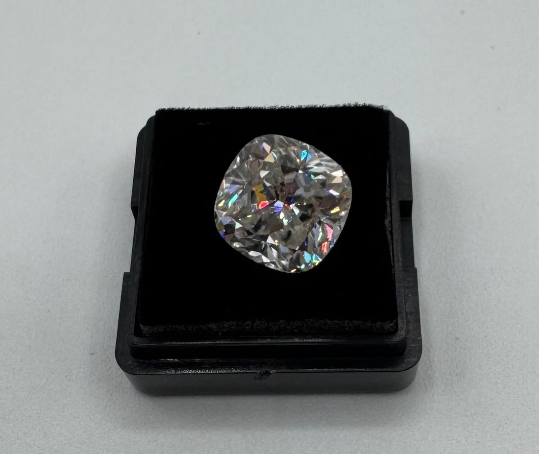 Cushion Shape VVS 10 Carats (1 of 3)