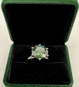 Green VVS 10 Carats Ring