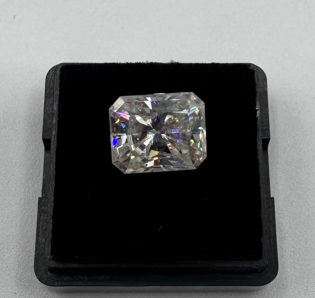 Radiant Shape VVS Stone (1 of 3)