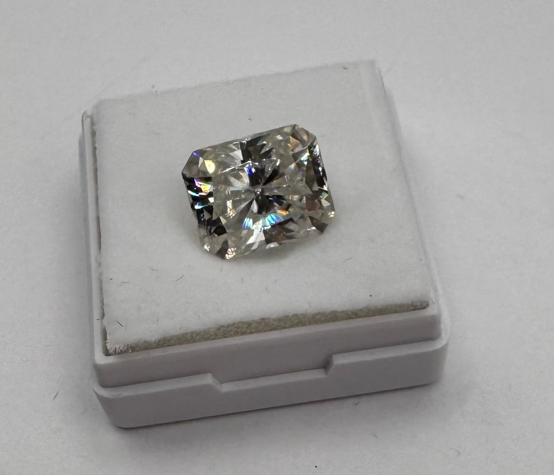 Radiant 5 Carats VVS Stone (1 of 3)