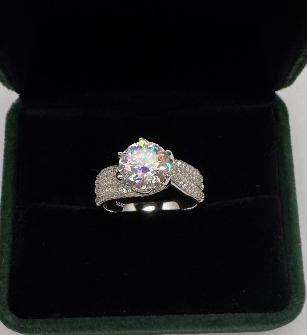 Sparkling Moissanite Ring: 10 Carats Stone Moissanite Ring Mounted in Sterling with White Gold Overlay, with Certificate Of Authenticity & Jewelry Case. Size: 8 