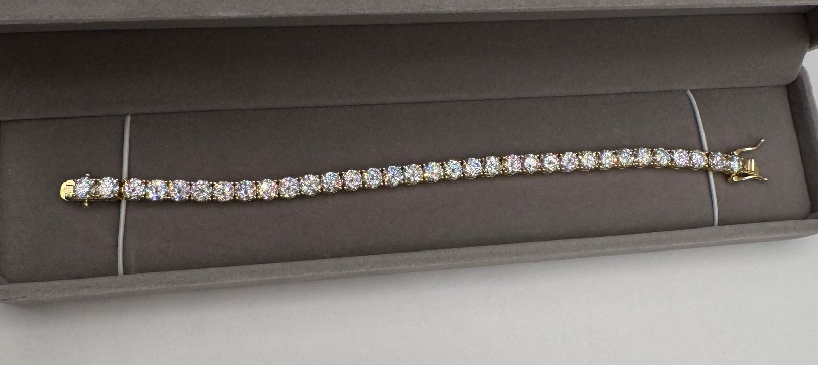 5MM VVS Tennis Bracelet: Moissanite VVS1 Stone 18k Yellow Gold Plated on sterling silver Tennis Bracelet size : 7 inches Color: D Certificate : GRA Stone Size: 5 MM Real Moissanite 
