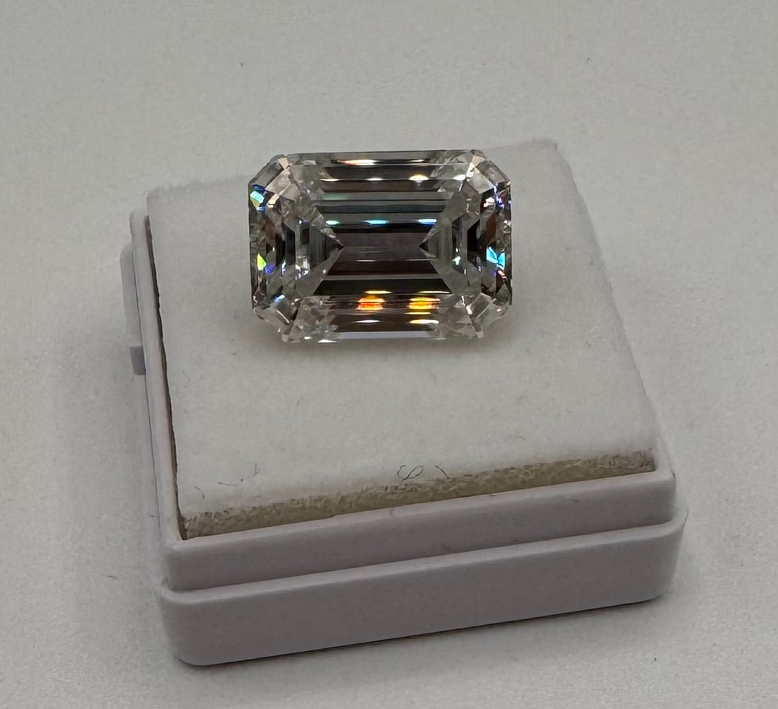 10 Carats Emerald Cut VVS1 Stone: Moissanite VVS1 Stone shape : Emerald Cut. Color: D 