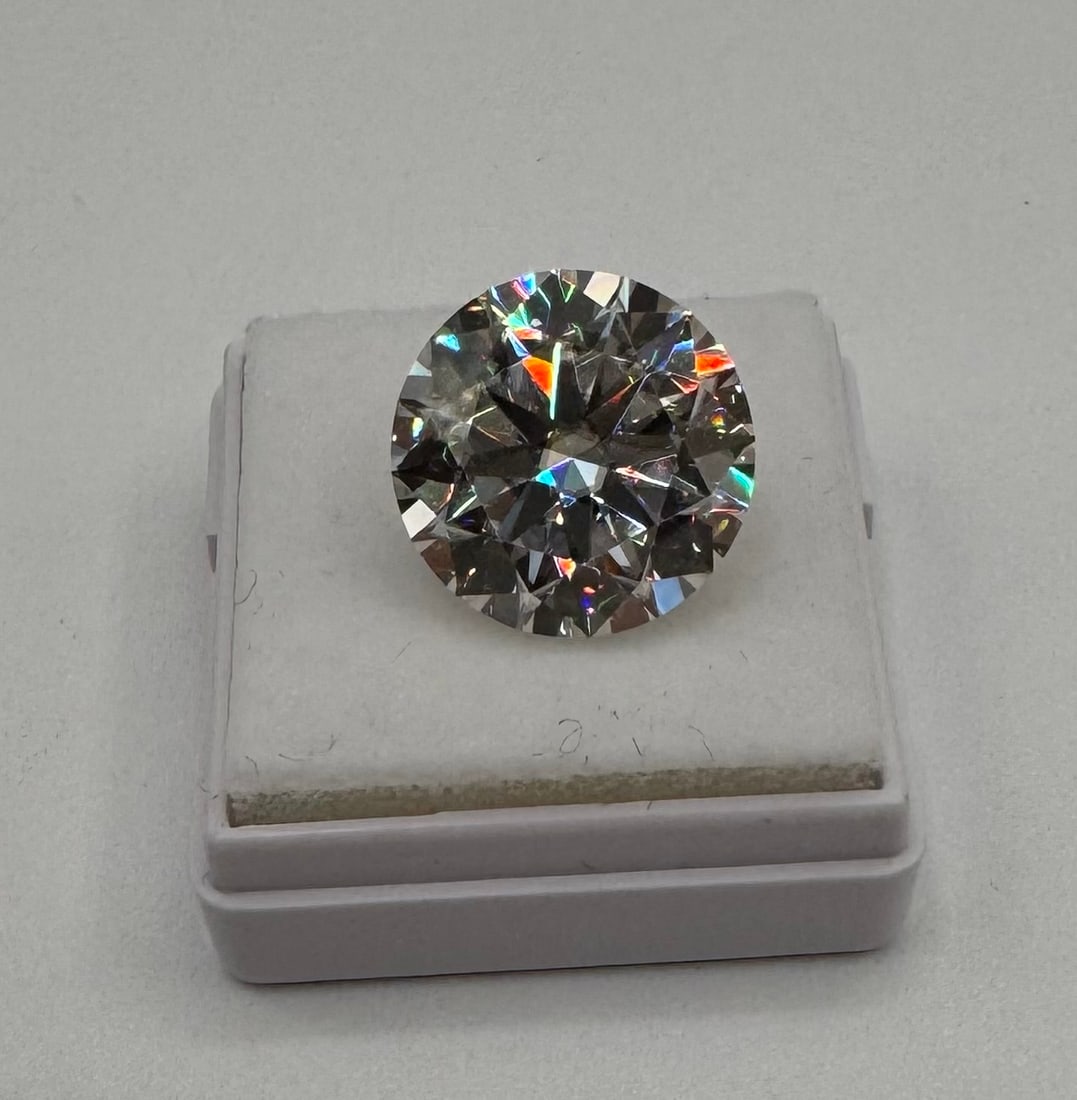 10 Carats VVS1 Stone: Moissanite VVS1 Stone shape : Round Shape Color: D 