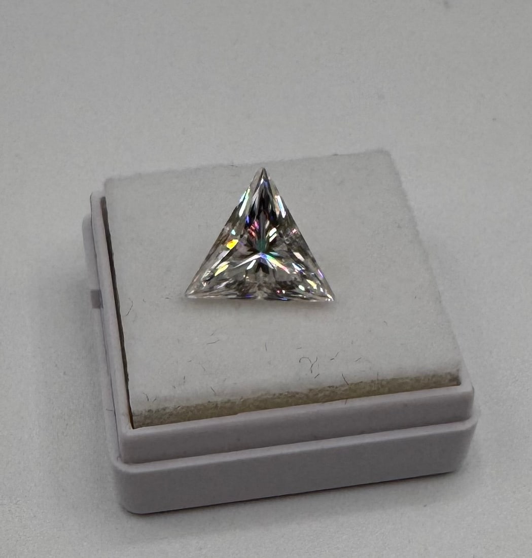 Triangle VVS Stone: Moissanite VVS1 Stone shape : Triangle Cut. Color: D 