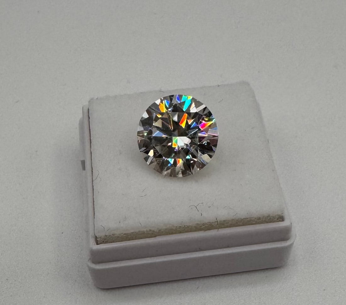 5 Carats VVS Stone: Moissanite VVS1 Stone shape : Round Shape . Color: D 