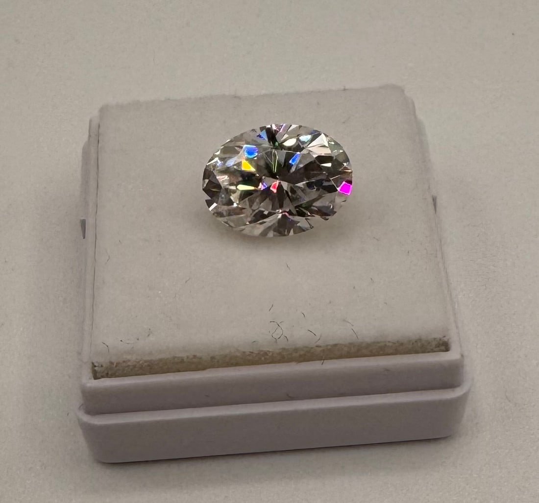 Oval Shape 4 Carats VVS Stone: Moissanite VVS1 Stone shape : Oval Shape . Color: D 
