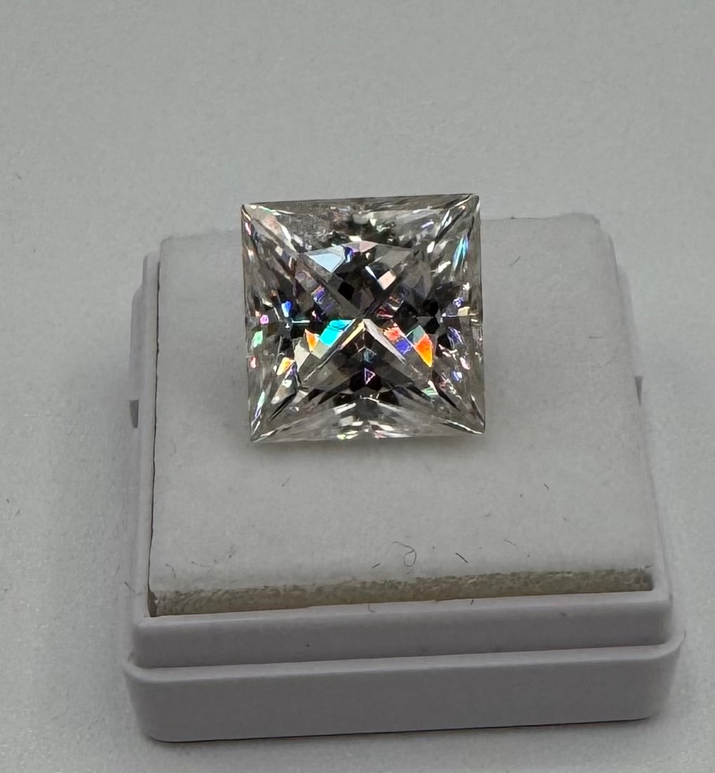 10 Carats Princess Cut Stone: Moissanite VVS1 Stone shape : Princess Cut. Color: D 