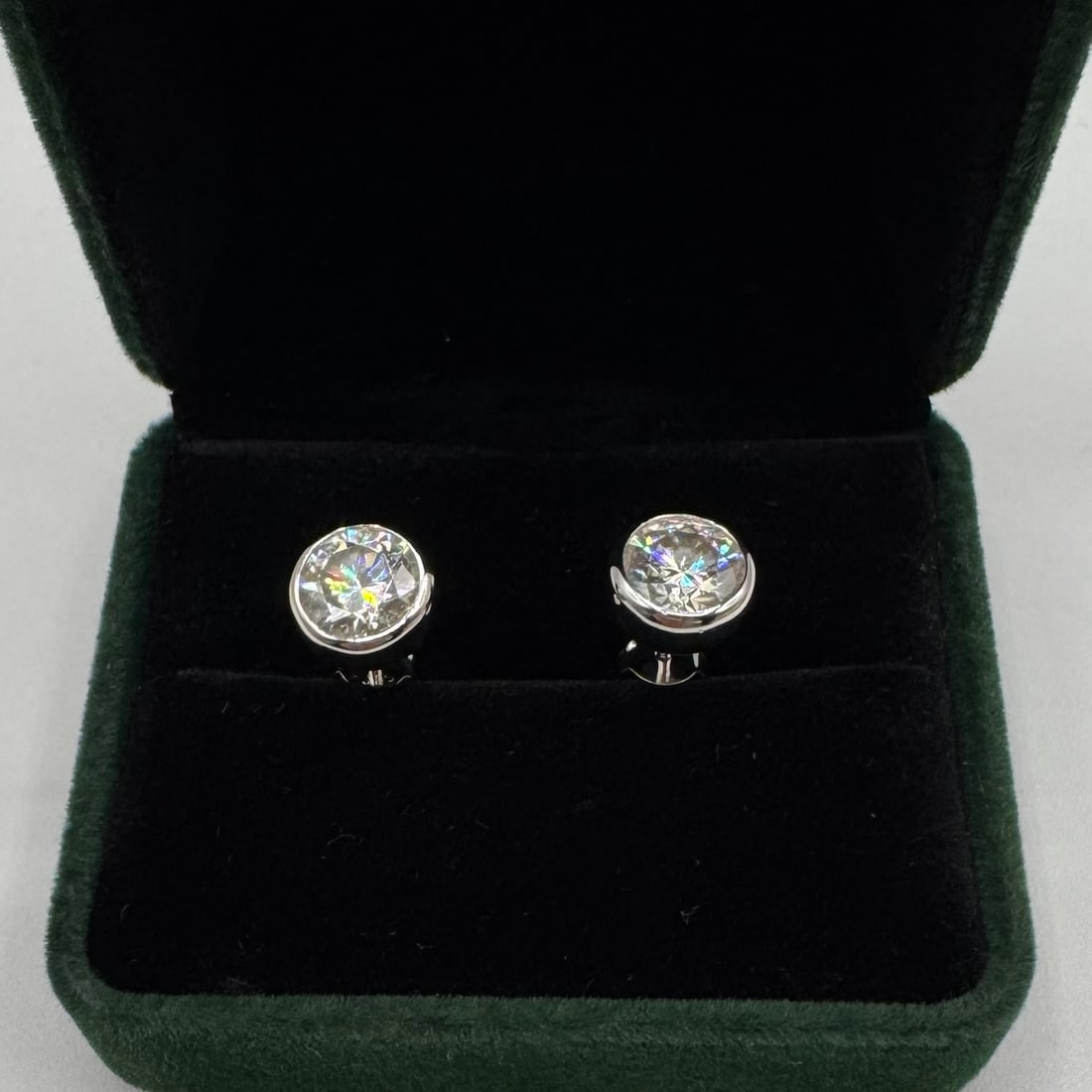 Round Earrings 2 Carats VVS Stone: 18k White Gold Plated On sterling Silver Moissanite VVS1 Stone earrings Color: D. stone Size: 2 carats each to