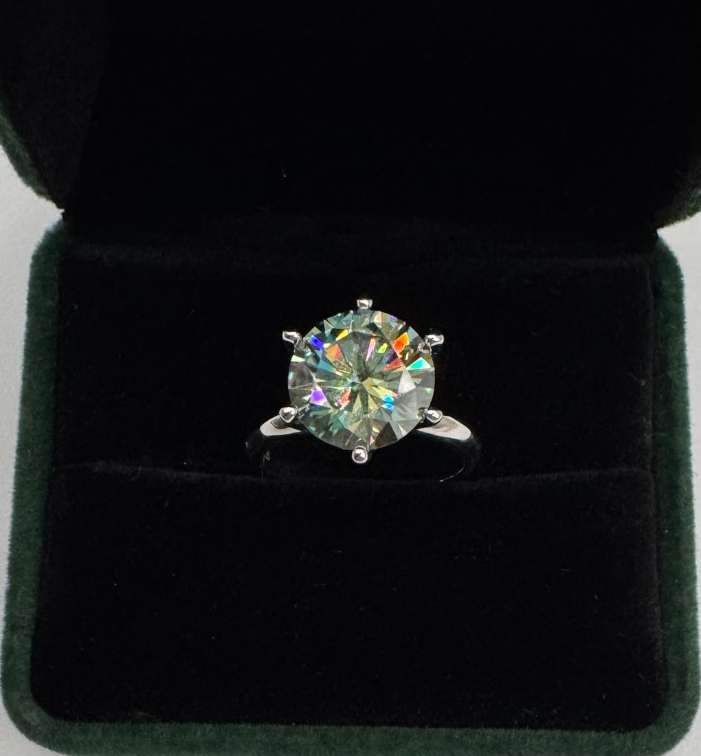 Green 5 Carats VVS Ring: 18k White Gold Plated On sterling Silver Moissanite VVS1 Stone Ring Color: Green Stone Size: 5 carats. Ring Size: 7