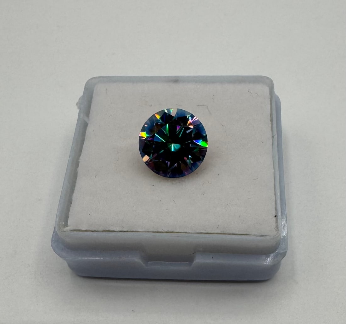 Stunning Rainbow Green Deep Teal Moissanite - High Dispersion - Diamond Tester Positive: Stunning Rainbow Green Deep Teal Moissanite - High Dispersion - Diamond Tester Positive Description: * Gemstone Type: Authentic Lab-Created Moissanite • Color: Deep rainbow Green with