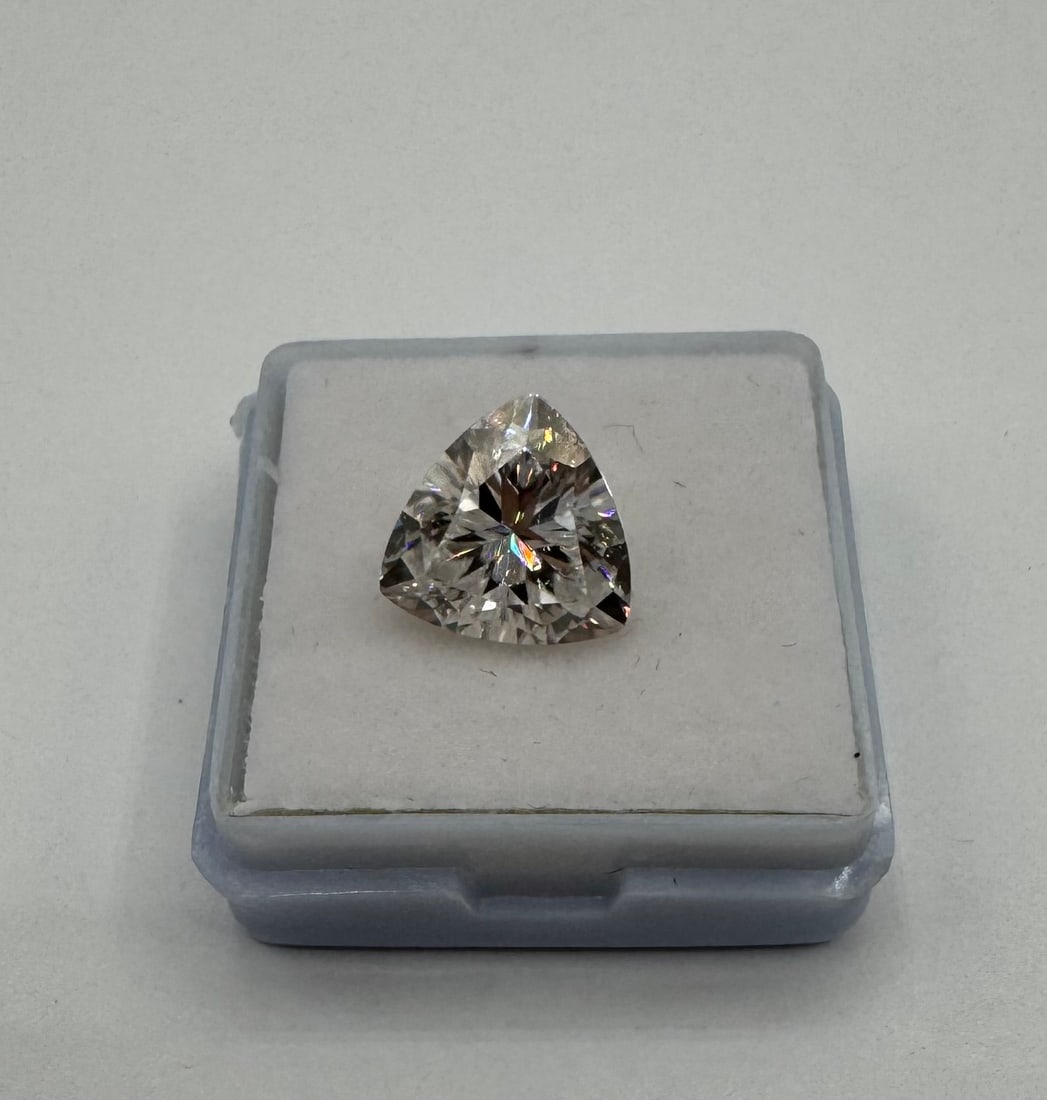 5.00 CT Trillion Cut Moissanite - VVS1/D Color - GRA Certified: Up for auction is a stunning, high-brilliance 5.00 Carat Moissanite gemstone. This stone features a precision Trillion (Trilliant) Cut, known for its sharp corners and expansive table that provides
